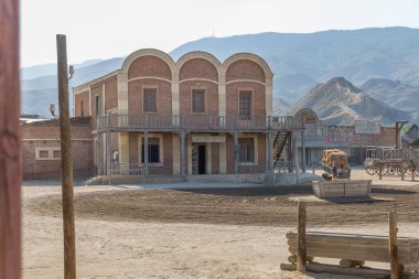 Almeria İspanya - 09: 15 2021: Oasys - Mini Hollywood, İspanyol batı tarzı tema parkı, şerif ofisi binası, kovboy senaryosu, geleneksel mağazaları olan kasaba, Almeria Taberna Çölü