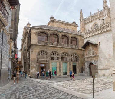 Granada İspanya - 09: 14: 2021: Granada Kraliyet Kilisesi ön cephesine bakın, komşu Granada Katedrali 'nin kompleksine entegre olmuş, turistler
