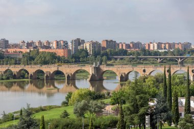 Badajoz İspanya - 09 16 2021: Guadiana nehri ve Palmas köprüsündeki muhteşem sabah manzarası, Guadiana Park nehri, Badajoz şehir merkezi, İspanya