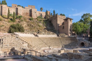 Malaga İspanya - 09: 15 2021: Malaga ve Malaga Alcazaba Roma Tiyatrosu 'nda deniz manzaralı bir ortaçağ kalesi, ikonik anıtlar ve Malaga' daki ulusal miras