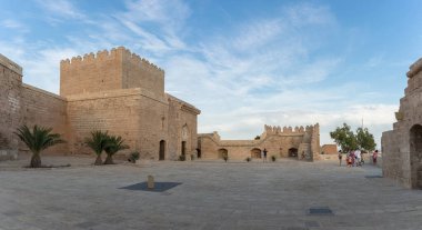 Almeria İspanya - 09 14 2021: İç geçit töreninde panoramik manzara, Patio de Armas, Almeria 'lı Alcazaba, Alcazaba y Murallas del Cerro de San Cristobal, İspanya' nın Almeria kentindeki güçlendirilmiş kompleks