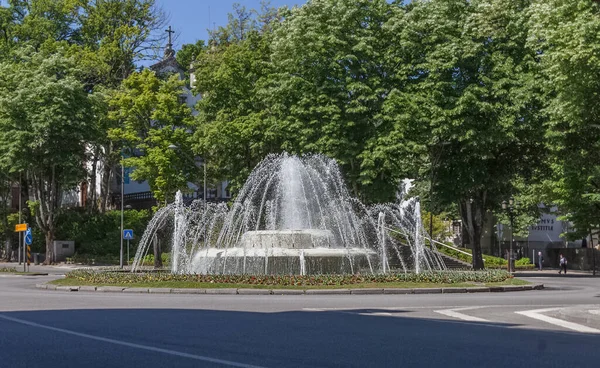 Viseu Portugal - 05 / 08 / 2021: Rossio çeşmesinde tam görüş, Viseu şehir merkezindeki Rossio 'nun merkez meydanının yanında, su fışkıran ikonik bir çeşme