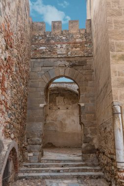 Badajoz İspanya - 09 17 2021: Badajoz Sarayı Kompleksi 'nin dış kalesine bakın, Alcazaba Badajoz, Puerta del Capitel, korunmuş iki orijinal Almohad kapısından biri