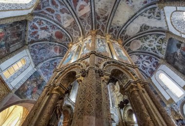Tomar Portugal - 08 09 2022: İsa Manastırı 'nın Charola' sında iç manzara, görkemli Tapınak Şövalyeleri mimarisi, yuvarlak kilise sunağı, tablolar ve çok tuhaf süsler, Tomar Portekiz