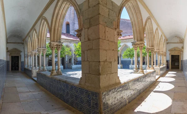 Tomar Portugal 2022 Panoramisch Uitzicht Het Versierde Romaanse Kerkhof Claustro — Stockfoto