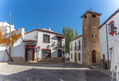 Ronda Malaga İspanya - 09: 16 2021: Ronda şehri üzerinde ikonik bir seyahat merkezi olan Rondas camilerinin küçük bir kulesi olan Abul Beka meydanındaki San Sebastian Minaresi 'ne bakın.