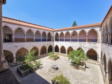 Tomar Portugal - 08 09 2022: Süslü Roma yıkama manastırına bakın, ya da Portekizli Romen tarzı ikonik bir parça olan Claustro da Lavagem,