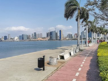 Luanda Angola - 09: 17 2022: Luanda Körfezi ve Luanda marjinal, tropikal palmiye ağaçları, şehir merkezi yaşam tarzı, Cabo Adası, Luanda Limanı ve modern gökdelenler
