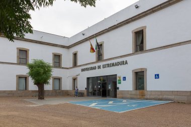 Badajoz İspanya - 09 17 2021: Extremadura Üniversitesi ana girişinde - Belgelendirme ve İletişim Bilimleri Fakültesi, ana bina, kale içinde, Alcazaba de Badajoz