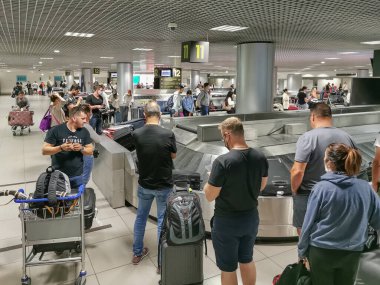 Lizbon Portekiz - 23 07 2022: Lizbon havaalanı terminalindeki bagaj alanı veya bagaj teslim yerine bakın.