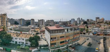 Luanda Angola - 106 2022: Maianga ve Alvalade semtlerinde panoramik manzara, Luanda şehrinin merkezinde, genel mimari şehir binaları ve gökdelenler