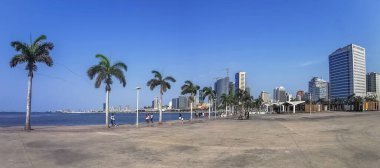 Luanda Angola - 09 17 2022: Luanda körfezinde panoramik manzara ve Luanda marjinal, tropik palmiye ağaçları, şehir yaşam tarzı, Cabo Adası, Luanda Limanı ve modern gökdelenler