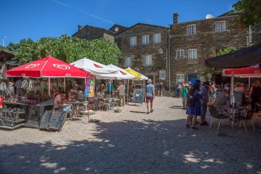 Piodao Portugal - 08 22 2020: Piodao ve turist köyündeki geleneksel pazara bakın, Acor dağlarında yer alan geleneksel ürünler, açık hava pazarı, satış tezgahları