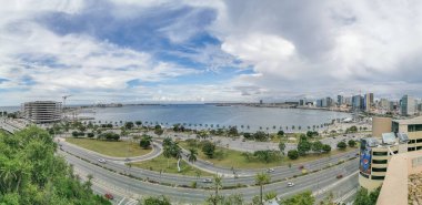 Luanda Angola - 03: 24 2023: Luanda şehir merkezinin inanılmaz panoramik manzarası, Bay, Cabo Adası ve Luanda Limanı, Angola 'daki marjinal ve merkezi binalar