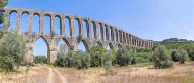 Tomar Portugal - 08 09 2022: Pegos Aqueduct 'taki panoramik manzara veya Tomar şehrindeki bir Portekiz anıtı olan Cristo de Aqueduct, Pego Vadisi' ndeki bir panoramik manzara