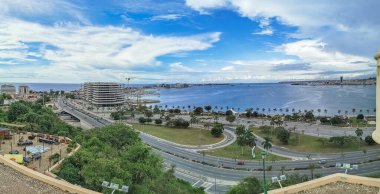 Luanda Angola - 24 03 2023: Luanda şehir merkezinin havadan görünüşü, Bay, Cabo Adası ve Luanda Limanı, Angola 'daki marjinal ve merkezi binalar