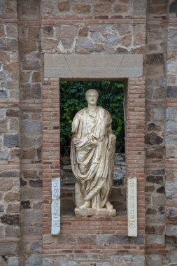 Merida / İspanya - 05 12 2021: Roma heykeli Augusta Emerita 'nın yıkık dökük belediye forumunda, Corinthian sütunları ve tarihi heykelleri olan Roma kalıntıları