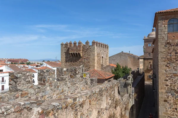 İspanya - 09: 12 2021: Ortaçağ kalesi ve Bujaco Kulesi, ikonik Torre Bujaco, İspanya 'nın Caceres şehrindeki Plaza Belediye Başkanı' nın miras binası.
