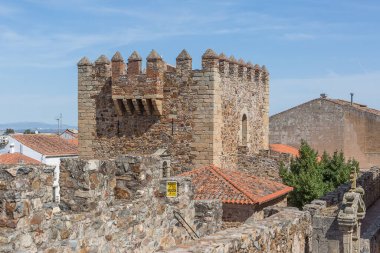 İspanya - 09: 12 2021: Ortaçağ kalesi ve Bujaco Kulesi, ikonik Torre Bujaco, İspanya 'nın Caceres şehrindeki Plaza Belediye Başkanı' nın miras binası.
