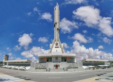 Luanda Angola - 03 24 2023: Angola 'nın ilk başkanı ve Angola halkının kurtarıcısı Doktor Antonio Agostinho Neto' nun anısına Anıt 'ta dış panoramik manzara