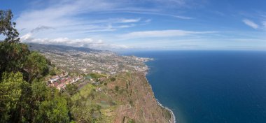 Madeira Adası Portekiz - 04: 21: 2023: Portekiz 'in Madeira adasındaki turist ve ikonik şehir Funchal ve Camara de Lobos' un tam panoramik hava manzarası