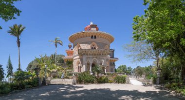 Madeira Adası Portekiz - 04 25 2023: Portekiz mahkemesi Lizbon, Portekiz 'in geleneksel yazlık tatil beldesi Sintra' da yer alan saray, Monserrate Sarayı 'nın panoramik dış görünüşü