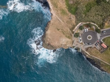 Crane Viewpoint veya Miradouro do Guindaste 'deki fantastik hava aracı görüntüsü, adanın ikonik uç noktası ve deniz kayalıklara çarpıyor, Perial Village, Madeira Adası, Portekiz...