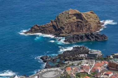 Madeira Adası Portekiz - 04 19 2023: Porto Moniz köyünde panoramik hava manzaralı, Porto Moniz ve Madeira Adası, Portekiz 'in ana yerleşim bölgesinde tam manzara