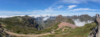 Madeira Adası Portekiz - 04 19 2023: Pico do Areeiro ve Pico Ruivo dağlarının tepesinde, insanlar dağ yürüyüşleri, alçak bulutlar ve Madeira Adası, Portekiz 'de sinematik etki