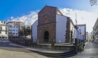 Madeira Adası Portekiz - 04 19 2023: Katedral of the Lady of the Assumption 'ın ön cephesinde panoramik manzara, veya Se Katedral de Nossa Senhora da Assuncao, Funchal, Madeira, Portekiz