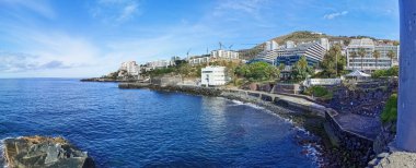 Madeira Adası Portekiz - 04 19 2023: Gorgulho sahilinde panoramik manzara, çeşitli otel binaları. Gavinas ve Lido Funchal şehrinde turistik bölge