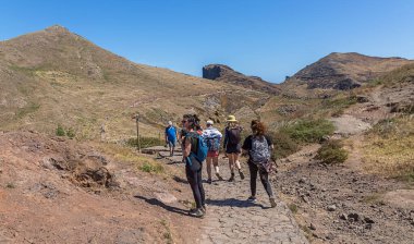 Madeira Adası Portekiz - 04 19 2023: Portekiz 'in Madeira Adası' ndaki St. Lourenco Burnu veya Cabo de Sao Lourenco adasında yürüyüş yapan bir grup turistin görüntüsü