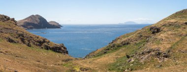Madeira Adası Portekiz - 04 19 2023: Portekiz 'in Madeira Adası' ndaki St. Lourenco Burnu ya da Cabo de Sao Lourenco adasındaki devasa doğal kayalıklara inanılmaz bir panoramik manzara