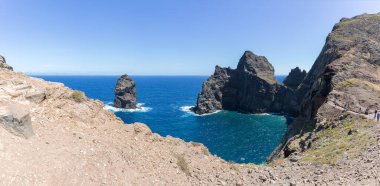 Madeira Adası Portekiz - 04 19 2023: Portekiz 'in Madeira Adası' ndaki St. Lourenco Burnu ya da Cabo de Sao Lourenco adasındaki devasa doğal kayalıklara inanılmaz bir panoramik manzara