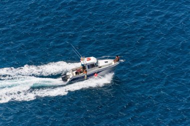 Madeira Adası Portekiz - 04 19 2023: Madeira Adası kıyılarında, Atlantik Okyanusu 'nda yelkenli insanların bulunduğu özel bir eğlence teknesinin havadan görünüşü