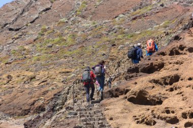 Madeira Adası Portekiz - 04 19 2023: Portekiz 'in Madeira Adası' ndaki St. Lourenco Burnu veya Cabo de Sao Lourenco adasında yürüyüş yapan bir grup turistin görüntüsü