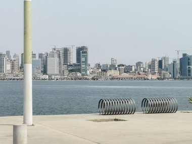 Luanda Angola - 24 03 2023: Luanda şehir merkezindeki panoramik manzara, Cabo Adası 'ndan, şehir silueti binaları, Luanda Körfezi limanı, Angola' daki marjinal ve tarihi merkez binalar,...