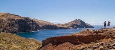 Madeira Adası Portekiz - 04 19 2023: St. Lourenco Burnu veya Cabo de S. Lourenco 'da yürüyüş yapan bir grup turist, doğal jeolojik fenomen, Madeira Adası, Portekiz' deki büyük uçurumlar