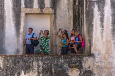 Tomar Portugal - 08 09 2022: Portekiz 'in Tomar kentindeki UNESCO miras binası olan İsa Manastırı' nda fotoğraf çeken, arayan ve ziyaret eden bir grup turist
