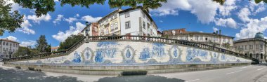 Viseu Portugal - 06 10 2023: İkonik dekoratif fayans panelinde panoramik manzara, Portekiz 'in Viseu kentindeki Rossio merkez meydanında yer alan antik bölgesel kostümlerin sanatsal element temsilcisi