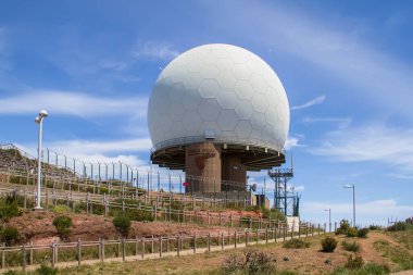 Madeira Adası Portekiz - 04 19 2023: Pico do Areeiro Optik Gözlemevi. Kule binası Avrupa Uzay İzleme ve İzleme Programı 'na entegre edildi, uzay çöplerini izliyor. Ziyaretçi turistler