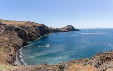 Madeira Adası Portekiz - 04 19 2023: Portekiz 'in Madeira Adası' ndaki St. Lourenco Burnu ya da Cabo de Sao Lourenco adasındaki devasa doğal kayalıklara inanılmaz bir panoramik manzara
