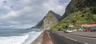 Madeira Adası Portekiz - 04 21 2023: Sao Vicente köyünün panoramik manzarası, denize bakan küçük bir turistik kıyı köyü ve Portekiz 'in Madeira Adası' ndaki tipik yüksek dağlar