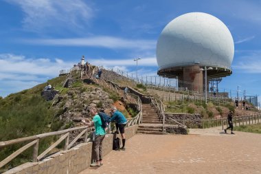 Madeira Adası Portekiz - 04 19 2023: Pico do Areeiro Optik Gözlemevi. Kule binası Avrupa Uzay İzleme ve İzleme Programı 'na entegre edildi, uzay çöplerini izliyor. Ziyaretçi turistler