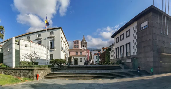 マデイラ島ポルトガル 2023年4月19日 フンシャルのダウンタウン ポルトガルのマデイラ島にある国会議事堂広場のパノラマビュー — ストック写真