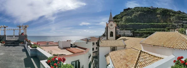 マデイラ島ポルトガル 2023年 ポンタ ソルの景色 フンシャル市内の小さな観光村 海に面した大通り 住宅と マデイラ島 ポルトガル — ストック写真