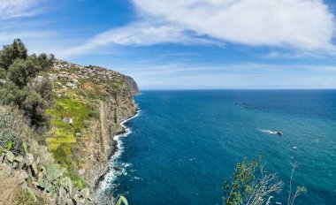 Madeira Adası 'nın güney kıyısındaki panoramik hava manzarası, Portekiz' in Madeira Adası 'ndaki Atlantik Okyanusu üzerindeki inanılmaz uçurum manzarası....
