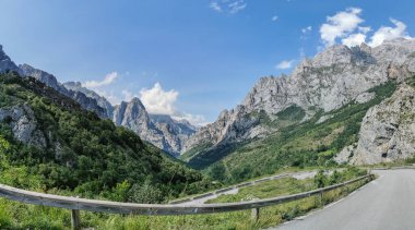 Picos de Europa 'daki panoramik manzara, ya da Avrupa' nın tepeleri, yaklaşık 20 km boyunca uzanan ve İspanya 'nın kuzeyindeki Cantabrian Dağları' nın bir kısmını oluşturan bir sıradağdır....