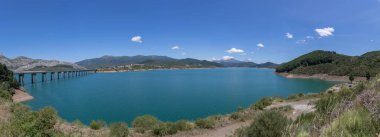 Kuzey İspanya 'daki Cantabrian Dağları' nın bir kısmını oluşturan Picos de Europa veya Avrupa tepelerindeki Riano Reservoir panoramik manzarası...