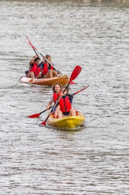 Bilbao İspanya - 07 05 05 2021: Bilbao 'daki Nervion nehrinde kürek çeken sporcu kadınlarla kanoların görüntüsü